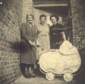 Frau Österreich, Frau Krämer, meine Mutter - Zum Vergrößern anklicken